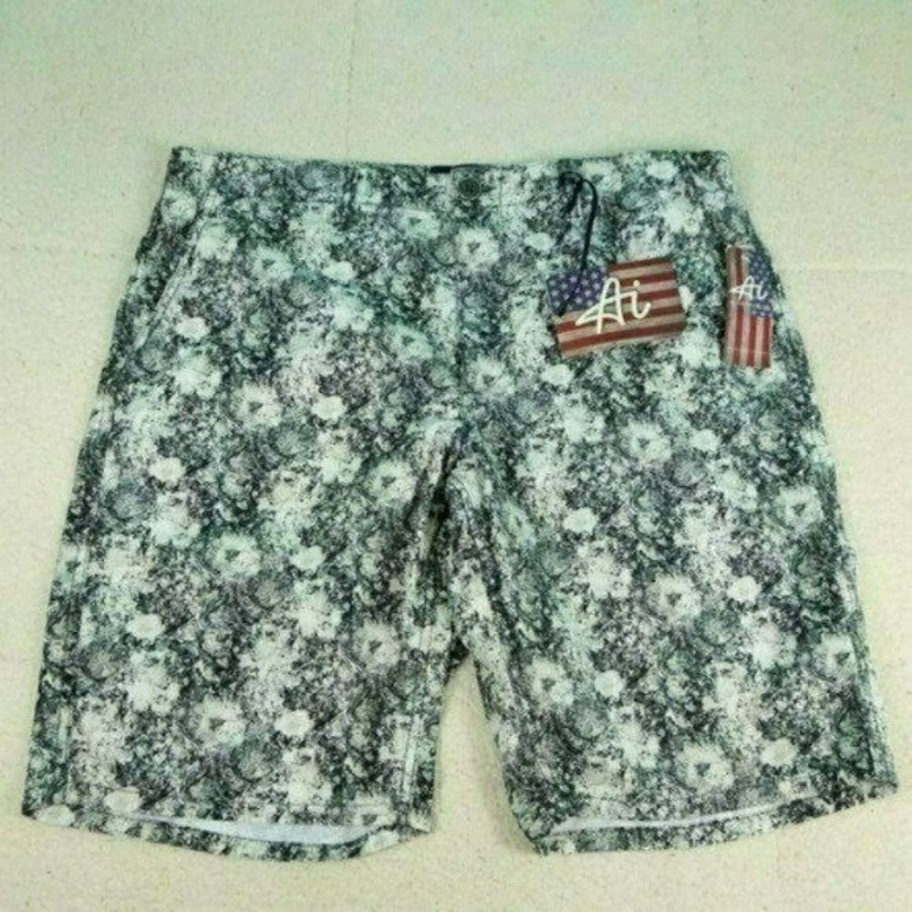 Authentic Icon American Idol Black/White Shorts Size 32